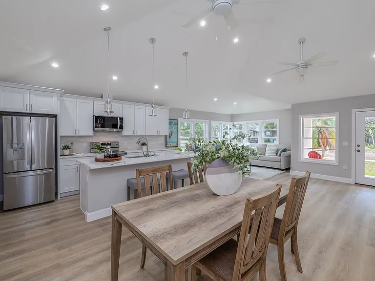 1209 E Washington St — Photo 14