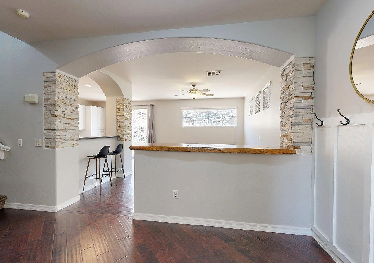 3 bed, 2.5 bath, 1603 sqft, $2,400 — Photo 2