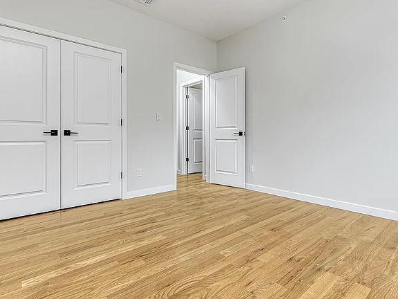 4th image of 129 Spring St