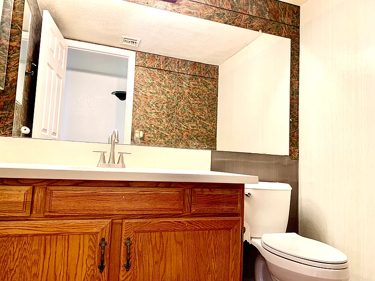 426 E Susan Ln — Photo 22