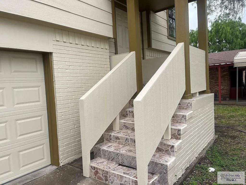 3 bed, 2.0 bath, 1302 sqft, $1,800 — Photo 2