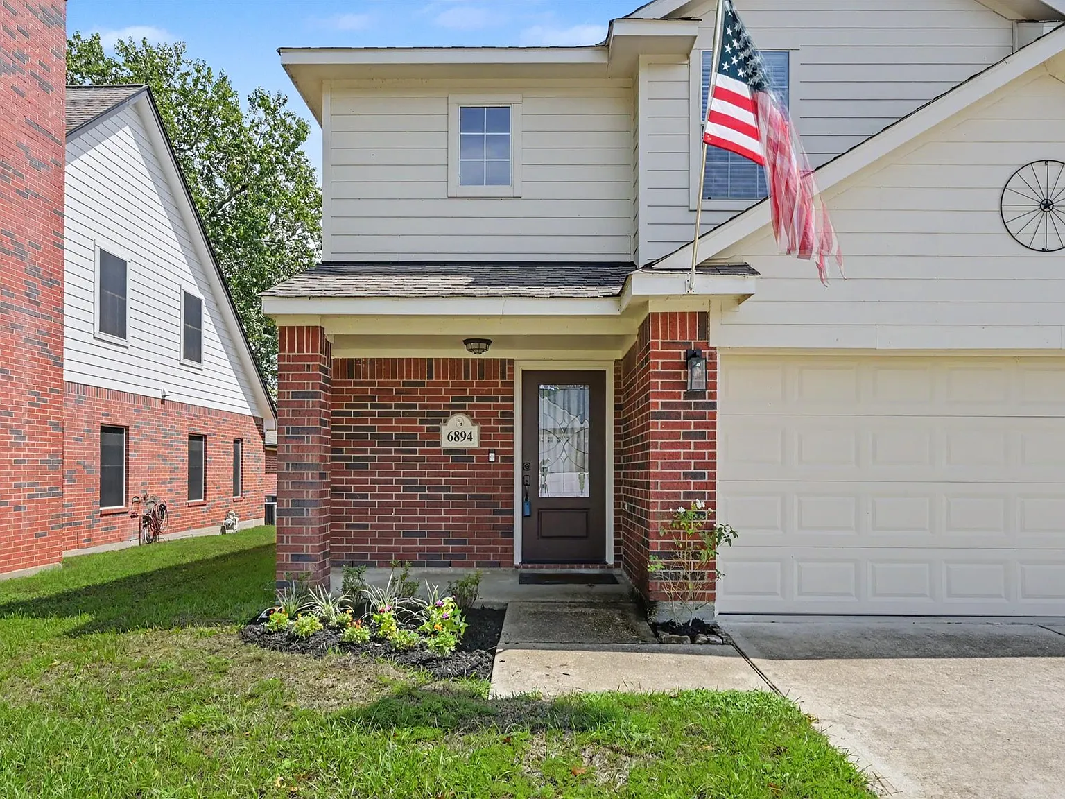3 bed, 2.5 bath, 2044 sqft, $2,300 — Photo 2