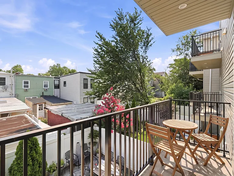290 Griffith St #1 — Photo 22
