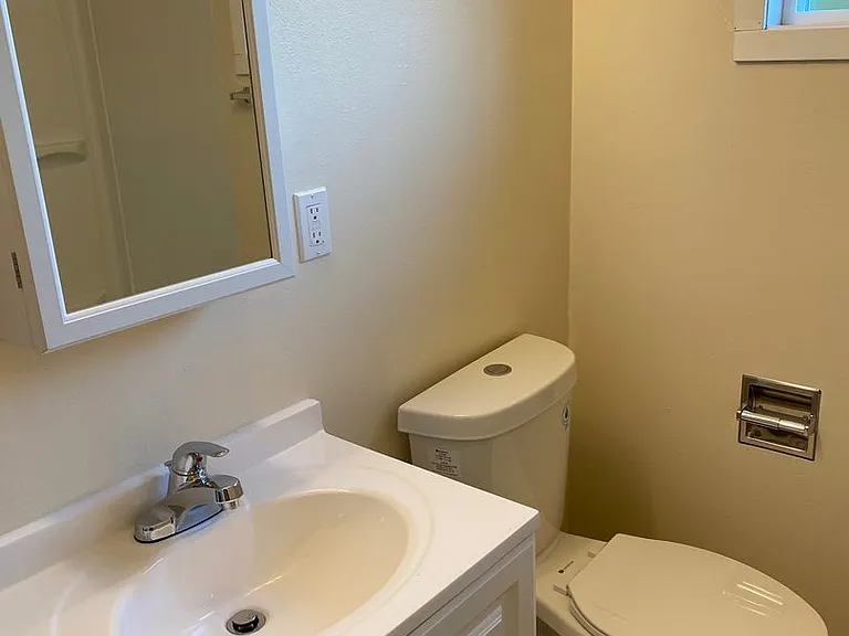 C2402 - Maple Court Apartments — Photo 47