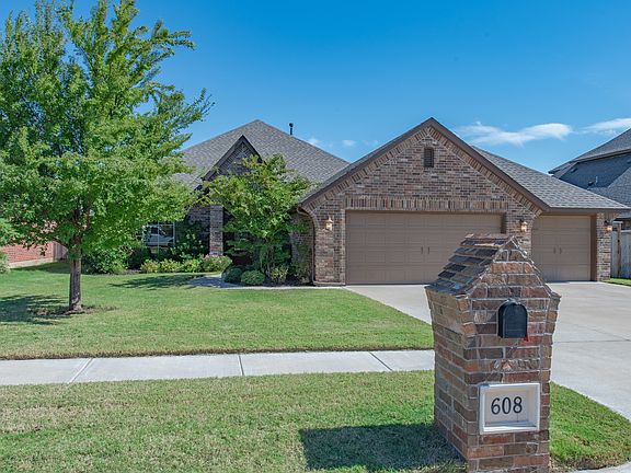 3rd image of 608 Lindsey Ln