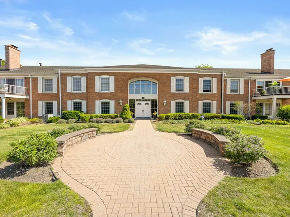 124 Carriage Way Dr #B-109, Burr Ridge, IL 60527