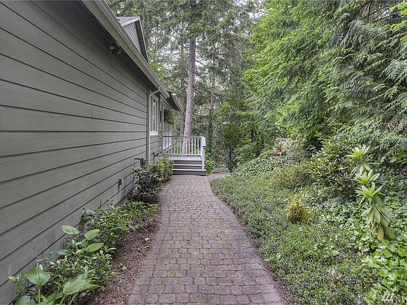 4th image of 2110 E Bay Dr NE