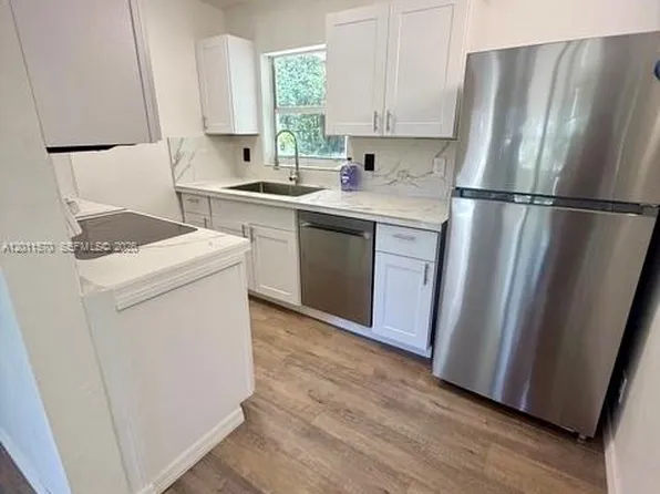 530 Mentone Rd, Lake Worth, FL 33462