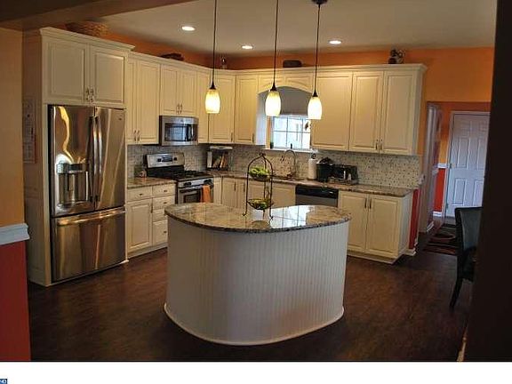 3rd image of 204 Beaumont Dr