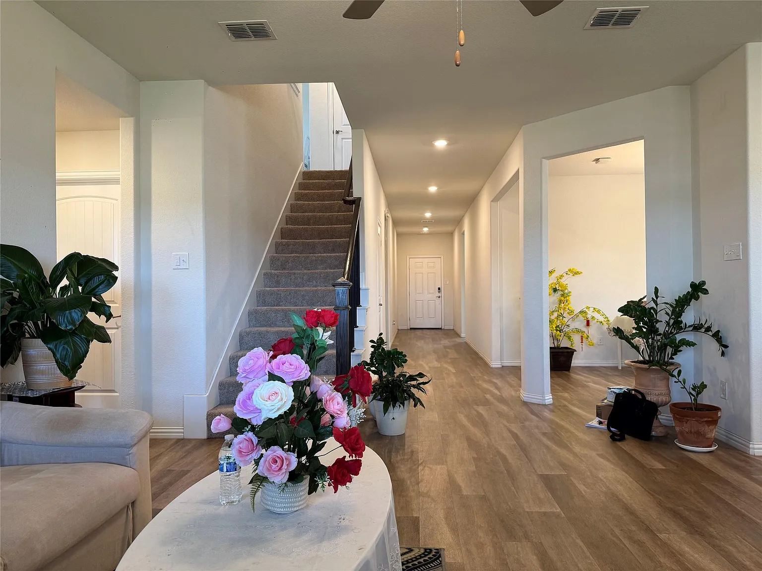 5 bed, 2348 sqft, $2,800 — Photo 2
