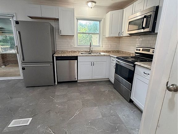 5th image of 1932 Ashton Rd