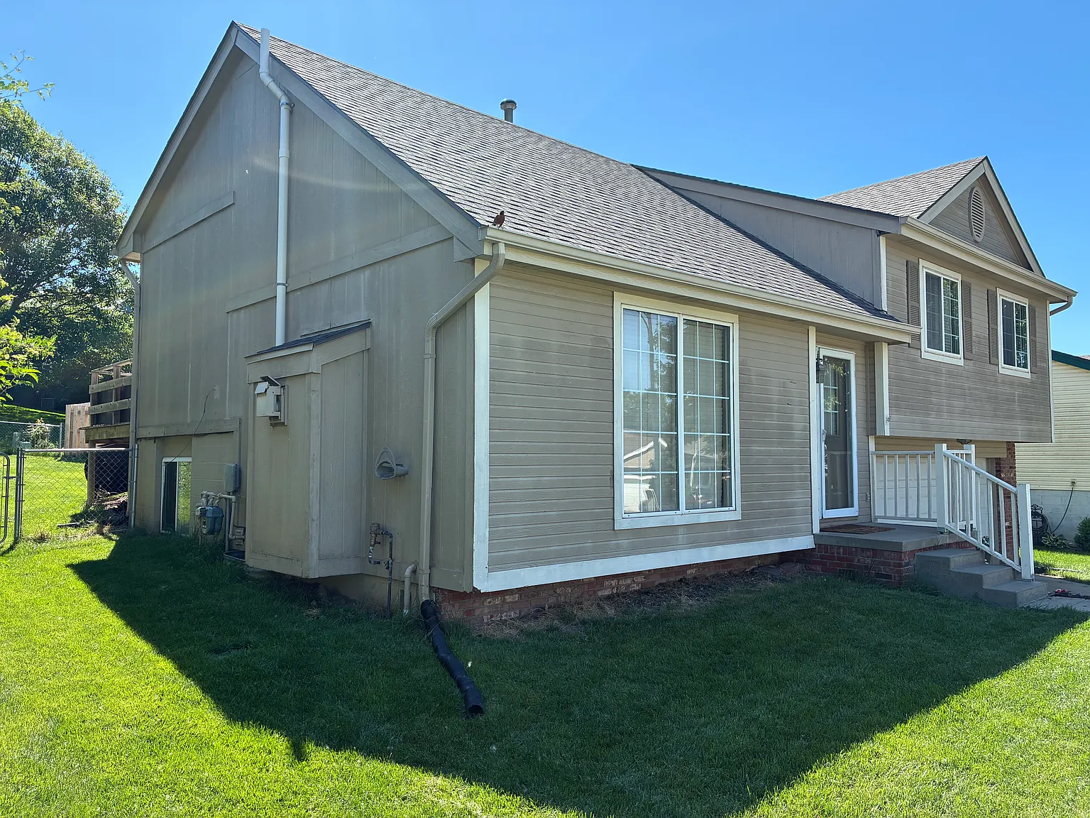 3 bed, 1384 sqft, $2,200 — Photo 2