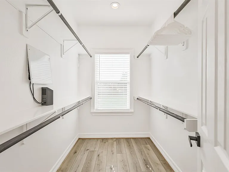 1010 Melneeka Ln — Photo 35
