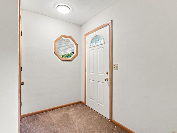 5th image of 727 Hawthorne Ct