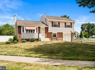 4 Bow Rd, Hamilton, NJ 08690