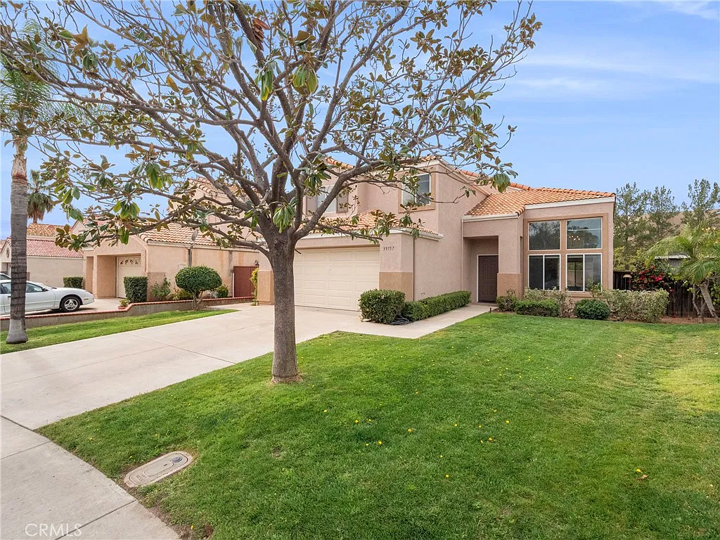 4 bed, 2.5 bath, 1680 sqft, $3,200 — Photo 3