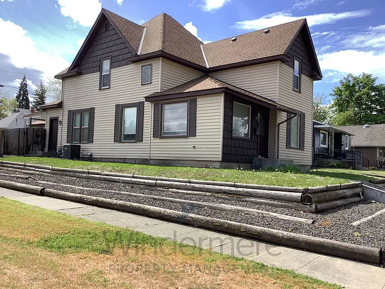 430 E Oak St — Photo 1