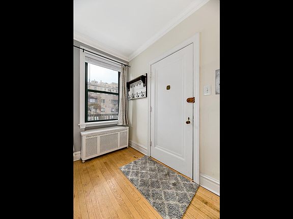 2nd image of 434 W Aldine Ave APT 3D
