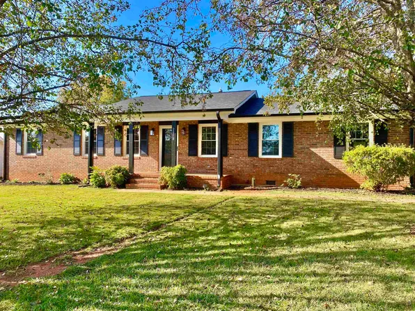 2018 Evergreen Dr, Boiling Springs, SC 29316