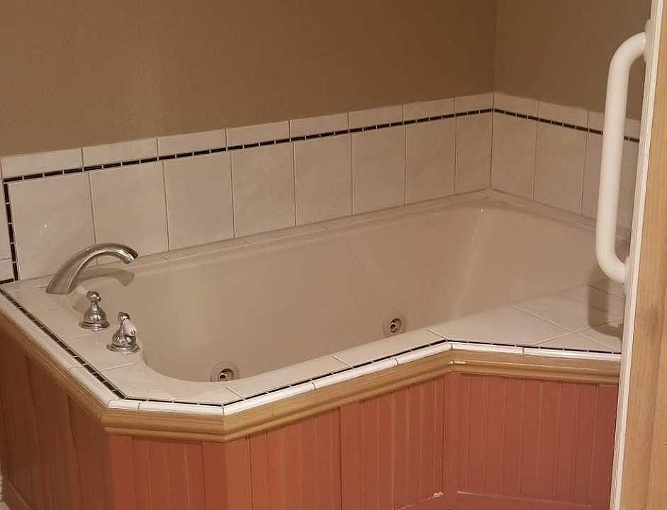 2nd image of 931 Hill St APT 9