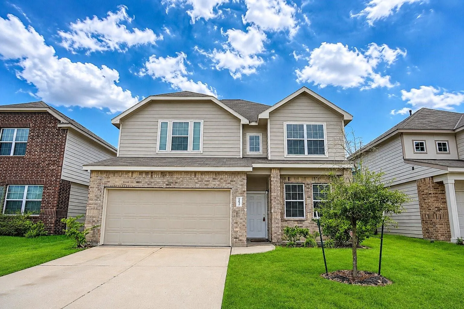4 bed, 2.5 bath, 2465 sqft, $2,498 — Photo 3