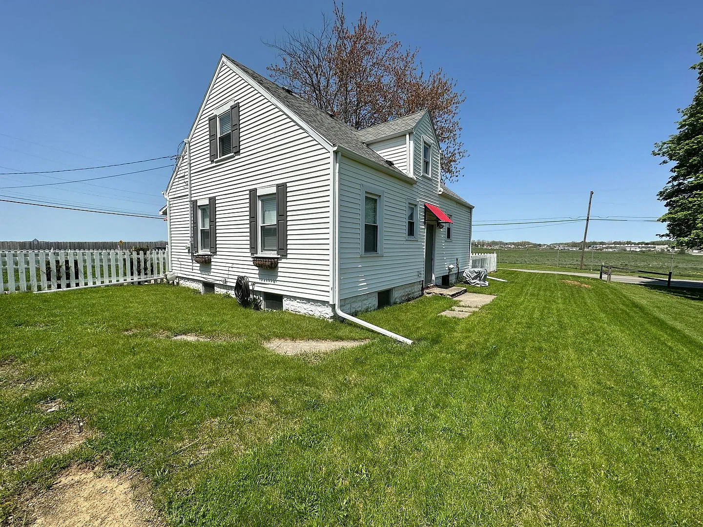 Charming Cape Cod Near Airport with Modern Style — Photo 3