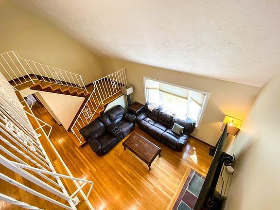 5th image of 19 Highland Glen Dr