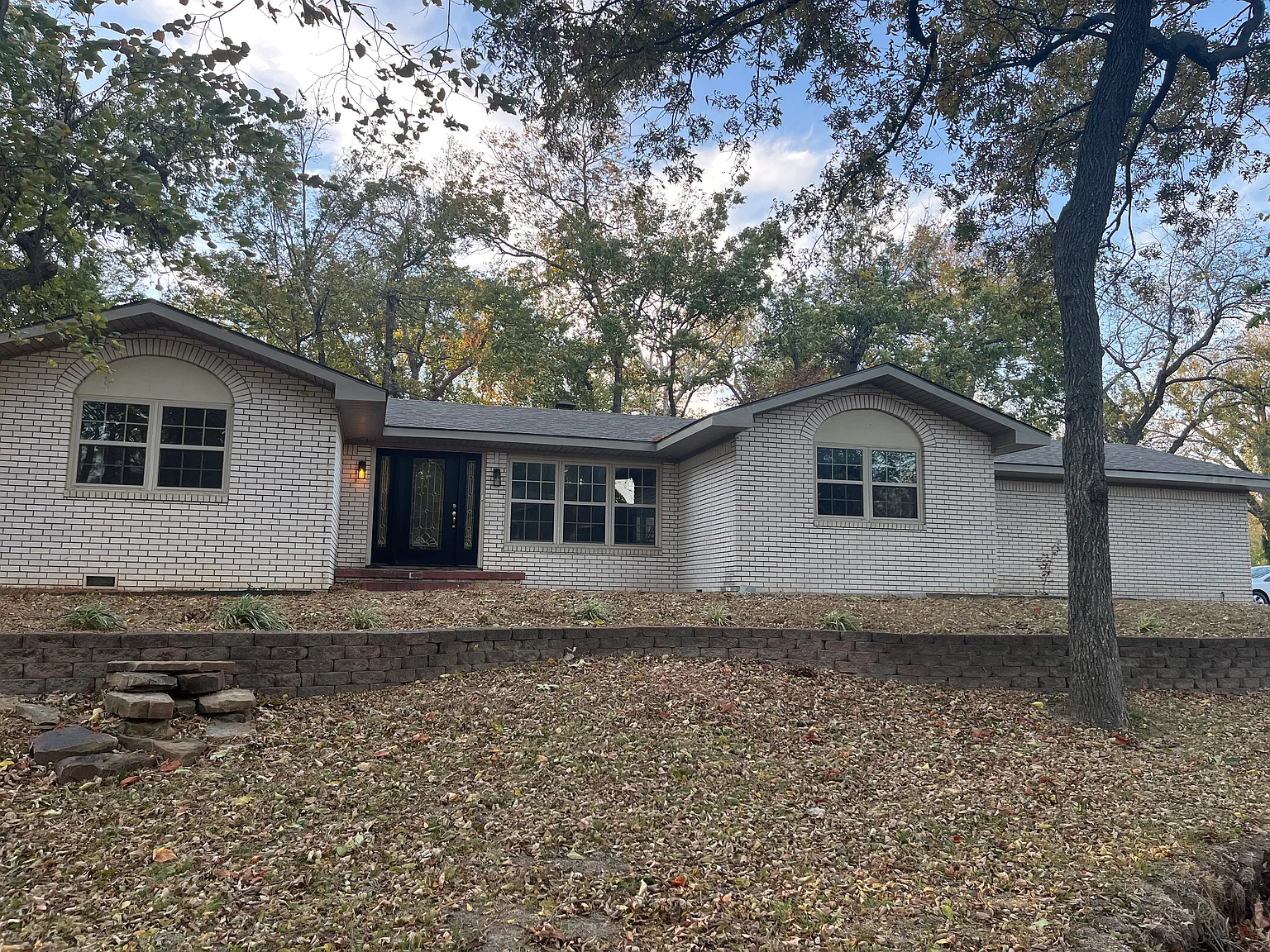 3 bed, 1899 sqft, $2,000 — Photo 1