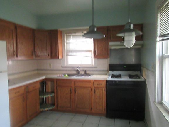 3rd image of 436 23rd Ave