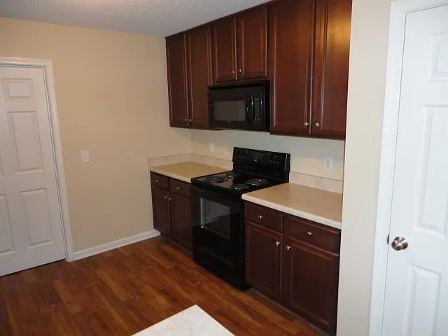96 Imperial Dr — Photo 2