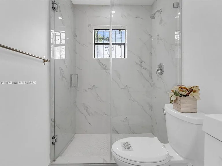2401 SW 102nd Ave — Photo 14