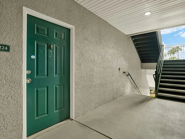 18001 Richmond Place Dr #224 — Photo 2