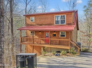 640 Country Oaks Dr, Pigeon Forge, TN 37863