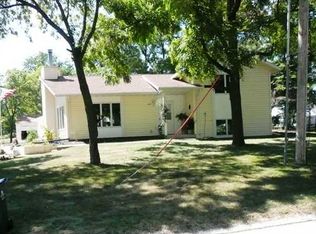 632 Weaver Rd NW, Cedar Rapids, IA 52405