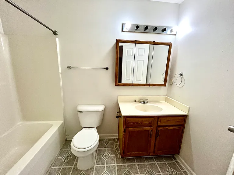 100 Laurel Ln — Photo 7