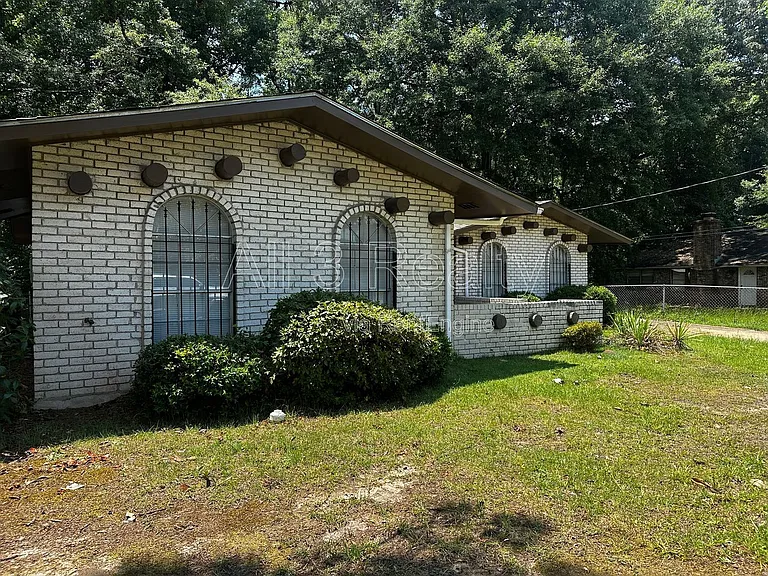 1429 Dunbarton Rd — Photo 3