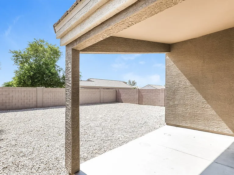 5704 S 32nd Dr — Photo 15