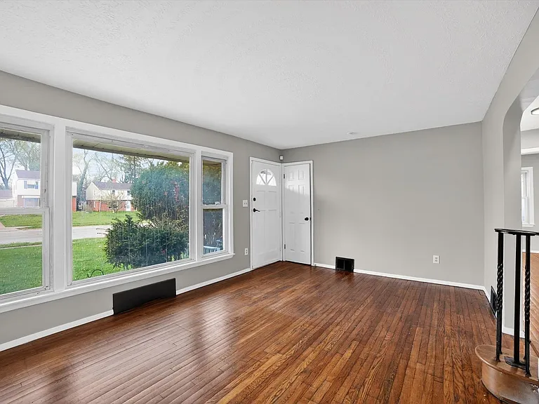 303 S Green Rd — Photo 4