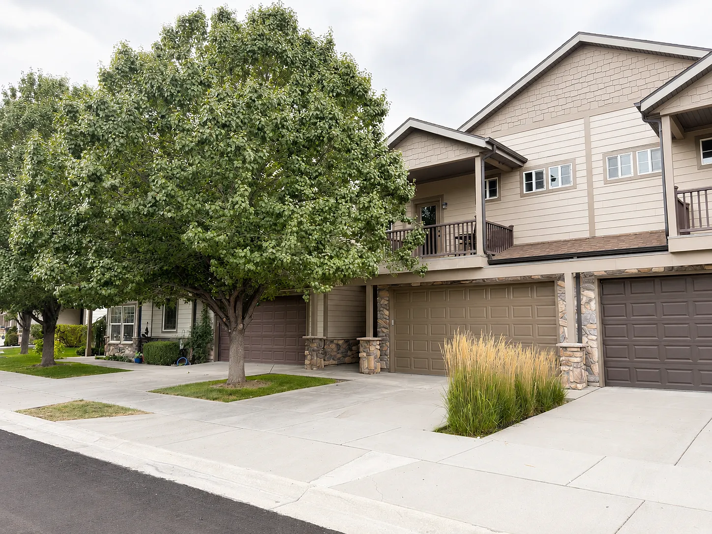 3 bed, 2.5 bath, 1800 sqft, $2,500 — Photo 2