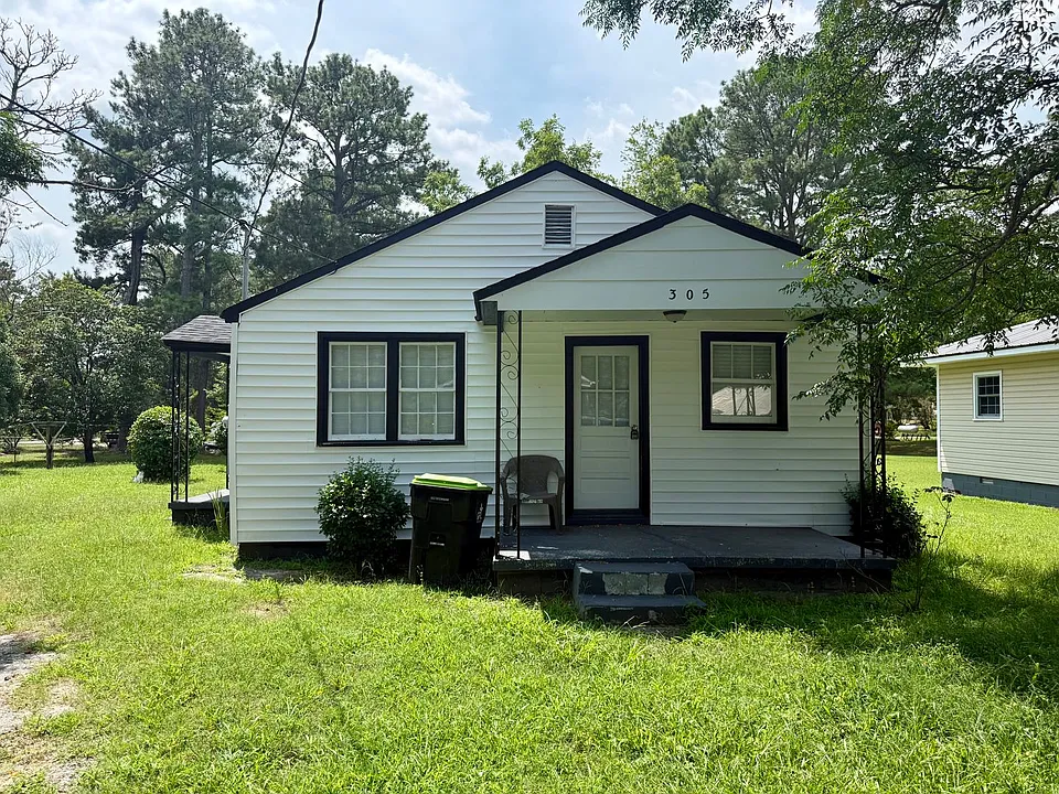 305 Maple St