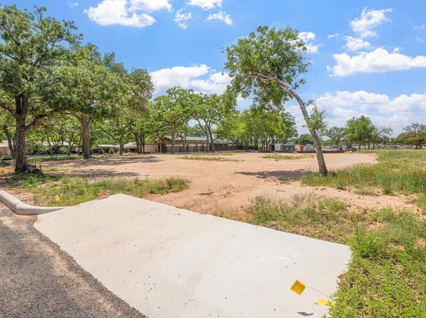 210 Woodcrest St, Fredericksburg, TX 78624