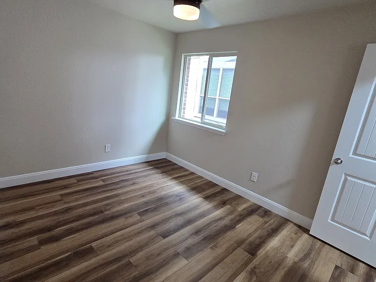 5202 Dauphin Dr — Photo 16