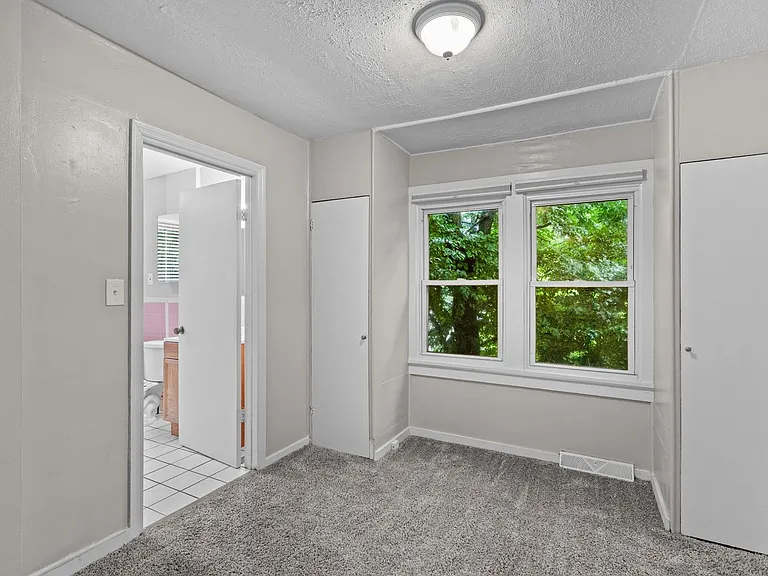 2936 N Hanley Rd — Photo 18