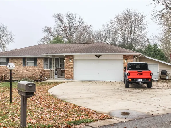 7 Mitchell Ave, Mattoon, IL 61938