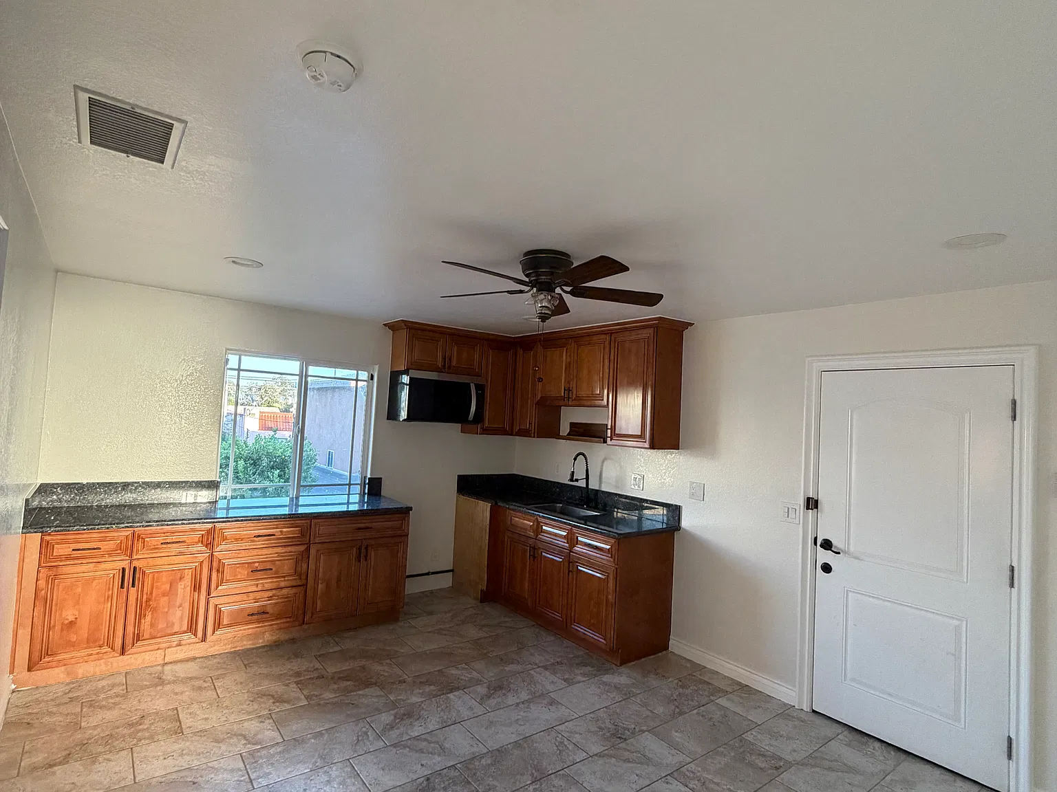 2 bed, 672 sqft, $2,100 — Photo 3