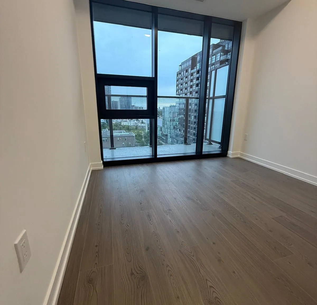Tek Tower Condos — Photo 4