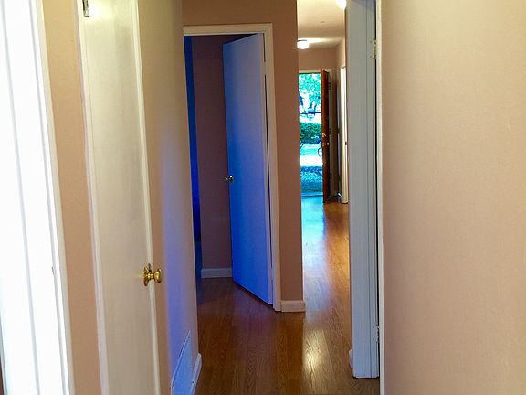 2nd image of 909 Acacia Ln