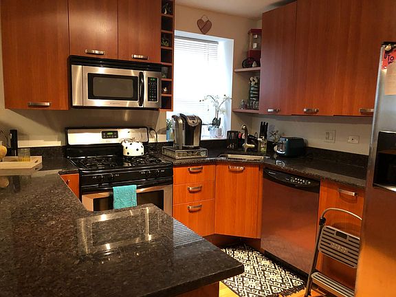 4th image of 2453 W Sunnyside Ave