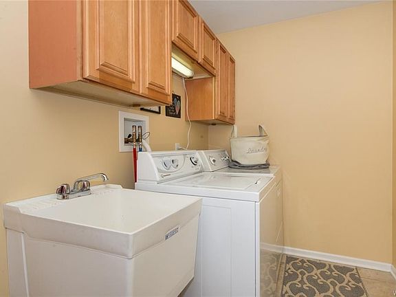 5th image of 1379 Evergreen Dr