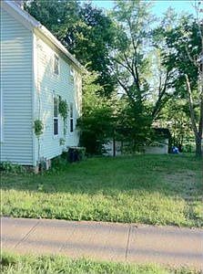 2nd image of 617 Bowen St